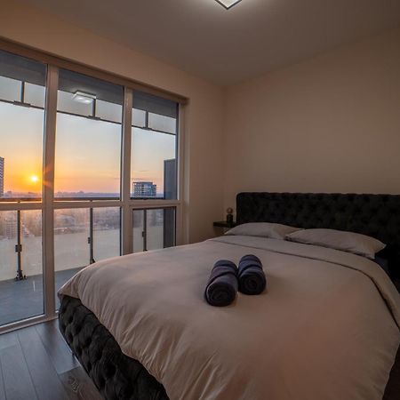Luxury Condo W/Mesmerizing Sunset Views & Free Parking Toronto Exteriör bild