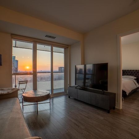 Luxury Condo W/Mesmerizing Sunset Views & Free Parking Toronto Exteriör bild