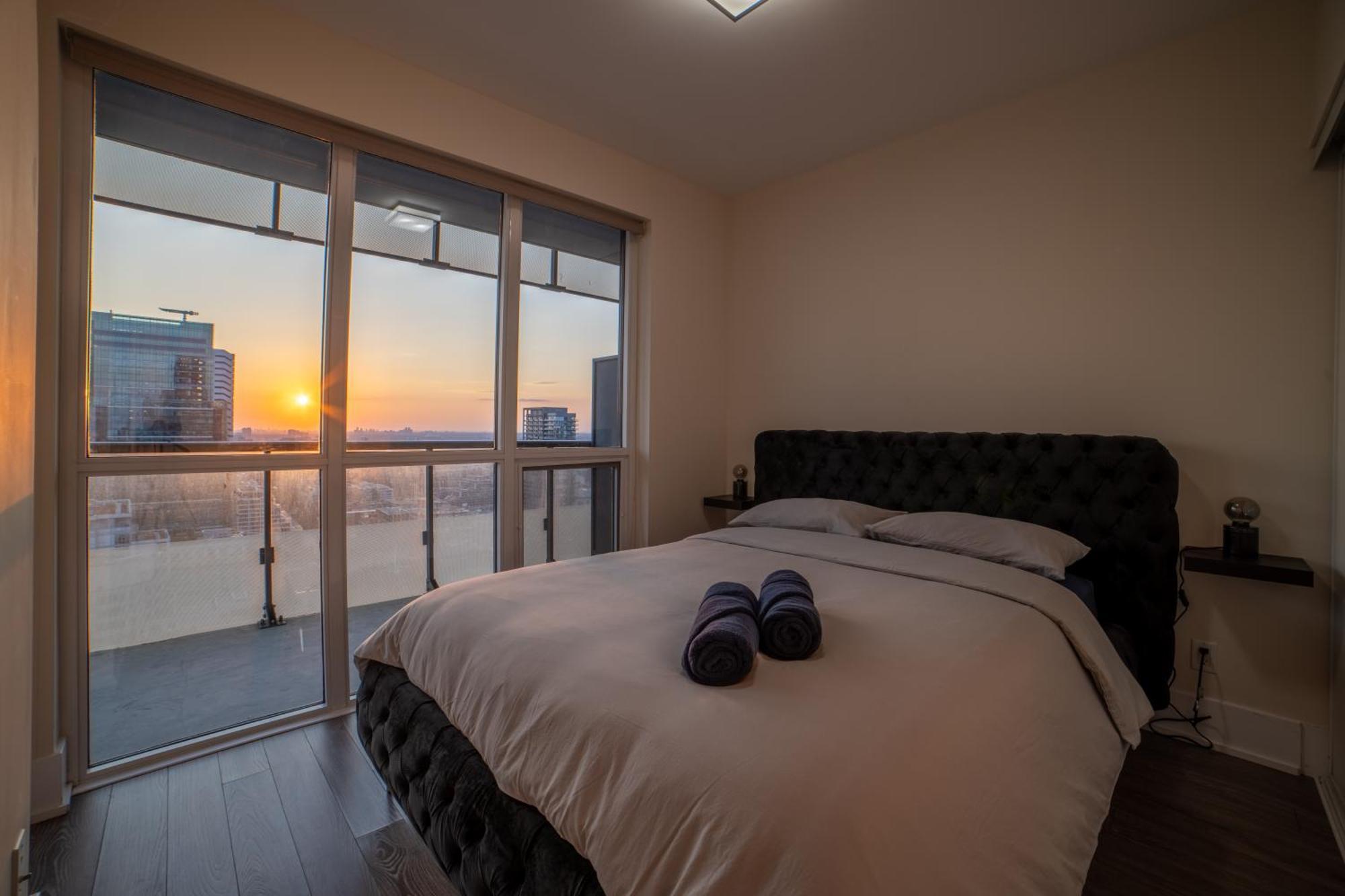 Luxury Condo W/Mesmerizing Sunset Views & Free Parking Toronto Exteriör bild