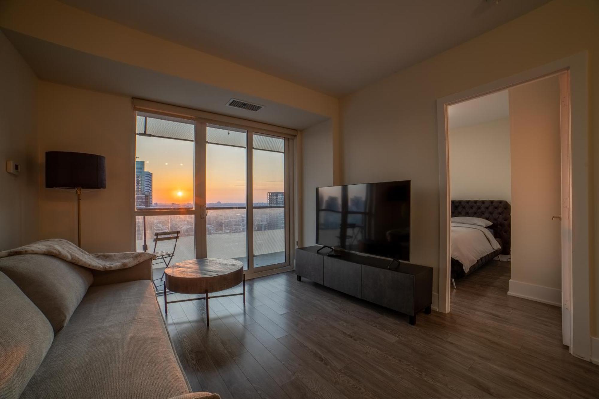Luxury Condo W/Mesmerizing Sunset Views & Free Parking Toronto Exteriör bild